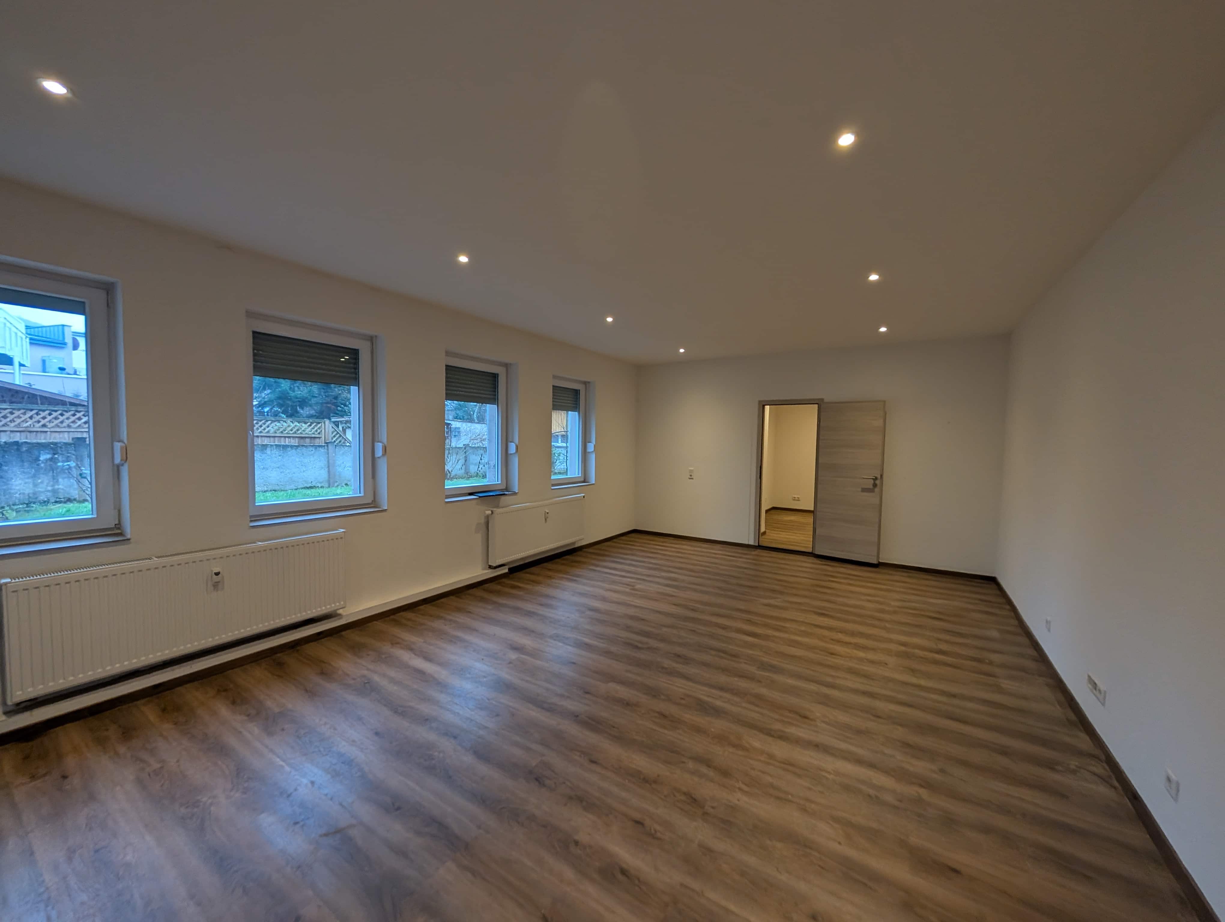 TV-Lowboard und Tisch